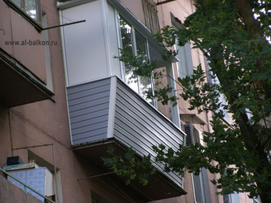 Балкон с пластиковыми окнами в Химках